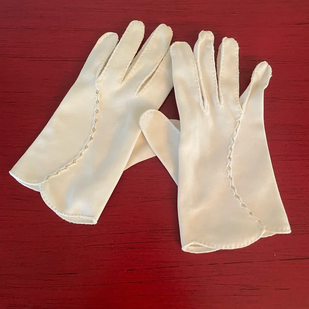 Vintage 60s white cotton gloves with pearl accents, size S-M